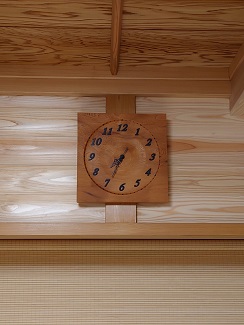 改装した事務室にマッチした屋久杉の掛け時計