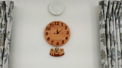 同居する母へのプレゼントとし、新居に飾られたフレンチブルドッグ・ポメラニアンの振り子時計