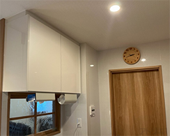 リフォームしたキッチンに取り付けらた檜の掛け時計