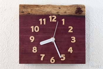 パープルハートという木本来の色である紫を活かした長寿をお祝いする掛け時計です。高貴なイメージや敬意が込められた紫色は、長寿を願い古希（70）・喜寿(77)・卒寿(90)などの節目に使われます。