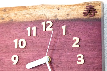 大きさも手ごろですのでちょっとした空間に掛けることができ、インテリアのアクセントとしても楽しめます。時刻目盛りはゴシック調の見やすい数字をメープルから切り出してあり、針は白色で仕上げて視認性を高めました。時計の右上にはパープルハートの薄板から切り出した「寿」という字を配してあり、お祝いの記念となります。