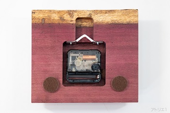 ムーブメントは、カチコチ音のしないクオーツ時計のスイープを使用しており、電池をセットして、後ろの針回しで時刻合わせをするだけです。壁へのあたり部分は、壁を保護するようにフェルト仕上げになっています。