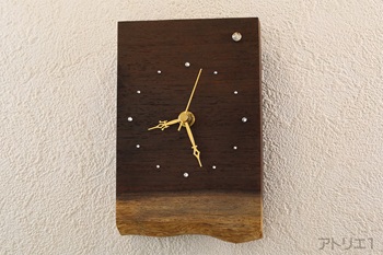 黒い色の木肌の高級木材ウエンジの辺材部分に現れた朝焼けのような希少な木目を生かし、スワロフスキーで明けの明星を配した時計です。