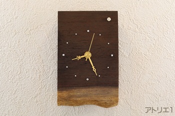 スワロフスキーのルミナスグリーンを明けの明星に配し、目盛りは、12・3・6・9を大き目のクリスタルとし、それ以外はさらに小さいサイズとしました。針は朝日を受けて輝くブラス色としました。