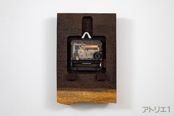 ムーブメントには、セイコークロック株式会社製のものを使用しているので、安心してお使いいただけます。そして、カチコチ音のしない滑らかな動作のクオーツ時計（スイープ）なので、寝室の時計にもご利用いただけます。