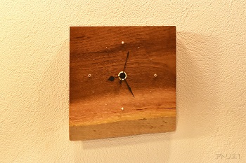 ケンポナシの柔らかい木目の色合いと辺材の色味がまるであけぼのの空の色合いを感じさせる時計です。手の触れるような身近に設置する時計なので、朝焼けをイメージさせる無垢の木の時計は、小さくとも大きな存在として感じる事ができます。