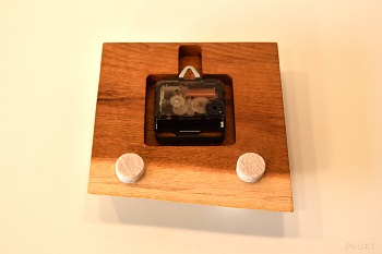 ムーブメントは、カチコチ音のしないクオーツ時計のスイープを使用しているので、寝室の時計にもご利用いただけます。