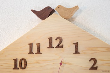 招福の力となる鳥をカリンとブナで作って、天然檜の木を切り出したおうちの屋根で仲良く向かい合うように設置しました。時刻の数字はマホガニーの木をひとつずつ糸鋸で切り出しました。