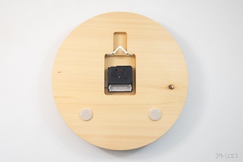 ムーブメントは、電波時計（ステップ秒針タイプ）を使用しています。ムーブメントのまわりに隙間があるのは、将来のムーブメント交換の際にどのようなものとでも交換できるようにとの配慮から大きめに加工しています。壁へのあたり部分は、壁を保護するようにフェルト仕上げになっています。