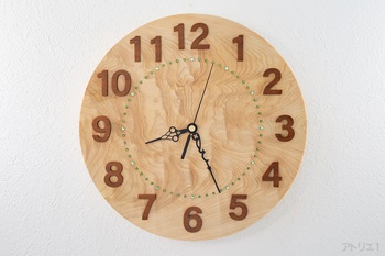 木の時計のベースに希少価値・審美的価値から珍重される杢のある天然檜（無垢板・一枚板）を使った温もりのあるインテリア掛け時計です。