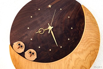 時刻目盛りの12時は、一番星をイメージして、ファンシーストーン リボリスター クリスタルゴールデンシャドーのチャトンでひときわ明るく輝くようにしました。それ以外の時刻目盛りは、ライトコロラドトパーズのスワロフスキーにして、時間を読み取りやすいようにしました。