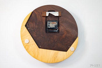 ムーブメントは、カチコチ音のしないクオーツ時計のスイープを使用しているので、くつろぎや癒し空間の時計にも最適です。