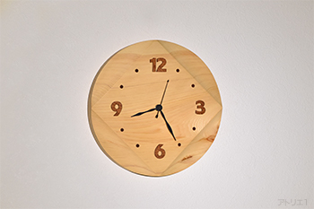 特に香りの豊かな木曽檜を直径25cmに丸く切り出し、時間や季節による光の移ろいによって、丸い時計にも見えたりするように仕上げたインテリア掛け時計です。
