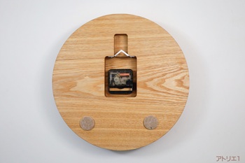 ムーブメントは、カチコチ音のしないスイープ秒針のクオーツ時計を使用しているので、寝室の時計としてもご利用いただけます。ムーブメントのまわりに隙間があるのは、将来のムーブメント交換の際にどのようなものとでも交換できるようにとの配慮から大きめに加工しています。壁へのあたり部分は、壁を保護するようにフェルト仕上げになっています。