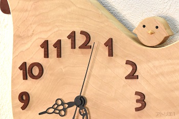 文字盤の数字は鶏冠と同じカリンをひとつひとつ糸鋸で切り出しています。