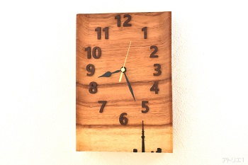 日の出前の朝焼けのパノラマとして楽しめるように作った一枚板の無垢の板からつくられた重量感のある木の時計です。