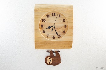 揺れる木の枝でナマケモノがのんびり過ごす様を振り子にした心いやされる可愛い振り子掛け時計です。