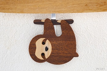 時計の下部では、ナマケモノの振り子が揺れて、見ているだけで楽しくゆったりと癒されます。