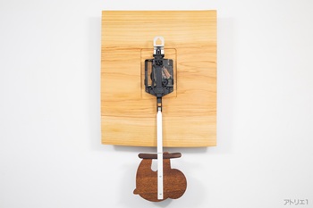 ムーブメントには、セイコークロック株式会社製のものを使用しているので、安心してお使いいただけます。クオーツ時計のステップで、振り子と電池をセットして、後ろの針回しで時刻合わせをするだけで時を刻み始めます。（尚、振り子は疑似振り子です）