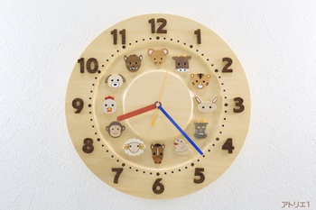 時刻の数字には、マホガニーからひとつずつ切り出した数字を使っているので、数字に陰影がついて、大きなお部屋や高い天井のお部屋で使っても時間が大変見やすくなっています。可愛い十二支は、それぞれに相応しい木から切り出し、アクリル塗料・シルク印刷で仕上げました。