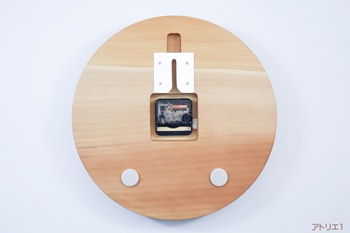 ムーブメントは、カチコチ音のしないスイープ秒針のクオーツ時計を使用しているので、静かにご利用いただけます。壁へのあたり部分は、壁を保護するようにフェルト仕上げになっています。