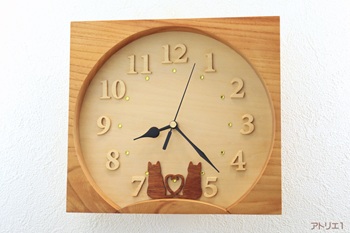 東の空から大きな満月が昇ってくるのを望むことができる丘で月見を楽しむ仲良し猫が寄り添う姿が可愛いインテリア掛け時計です。四角いけやきの木を大きく丸く切り抜き、下部に丘を設置して、キャンバスいっぱいの満月を表現しました。