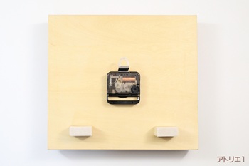 ムーブメントには、セイコークロック株式会社製のものを使用しているので、安心してお使いいただけます。そして、カチコチ音のしない滑らかな動作のクオーツ時計（スイープ）なので、寝室の時計にもご利用いただけます。