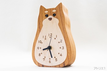 ちょこんとお座りしたかわいい柴犬の姿を置き時計にしました。麻呂眉（タン・マーキング）とつぶらな瞳で心も癒されます。