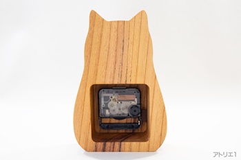 ムーブメントは、カチコチ音のしないスイープ秒針のクオーツ時計を使用しているので、寝室の時計としてもご利用いただけます。