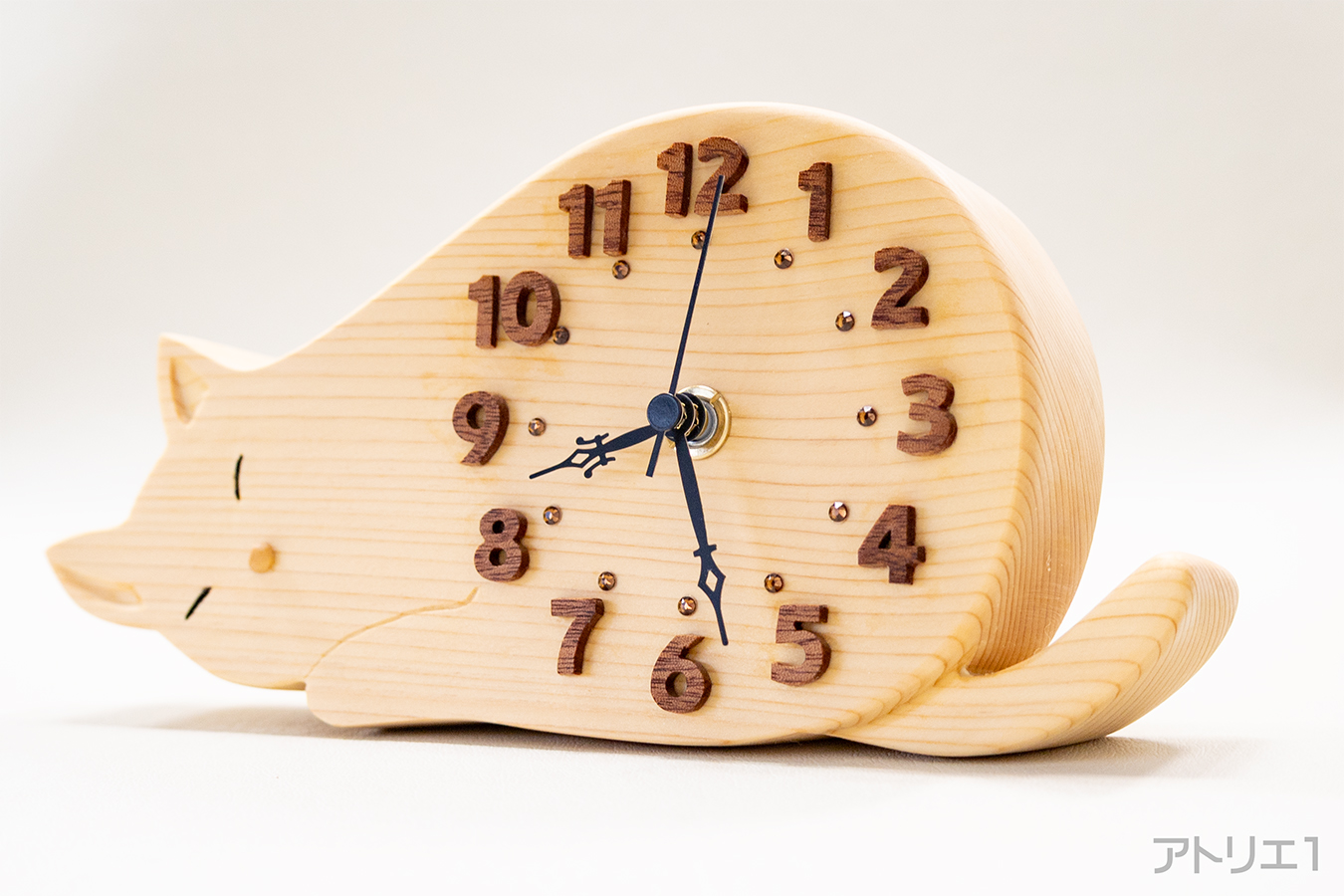 おやすみ猫の置き時計|可愛い木の置き時計はアトリエ1