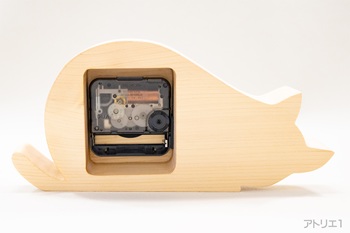 ムーブメントには、セイコークロック株式会社製のものを使用しているので、安心してお使いいただけます。そして、カチコチ音のしない滑らかな動作のクオーツ時計（スイープ）なので、寝室の時計にもご利用いただけます。