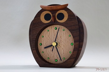 古くから高級家具材や工芸用材として用いられてきた世界的な高級材である無垢のブラックウォルナットをふくろうの置き時計にしました。高さ、幅ともに10cm強、奥行き約6cmとコンパクトですので、ちょっとしたスペースに置くことができます。また、無垢材ならではの重みがあるので、プレゼントにもご利用いただいております。