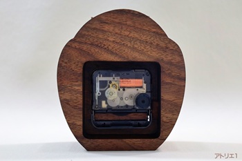 ムーブメントには、セイコークロック株式会社製のものを使用しているので、安心してお使いいただけます。そして、カチコチ音のしない滑らかな動作のクオーツ時計（スイープ）なので、寝室の枕元の時計にも最適です。