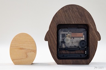 ムーブメントには、セイコークロック株式会社製のものを使用しているので、安心してお使いいただけます。そして、カチコチ音のしない滑らかな動作のクオーツ時計（スイープ）なので、寝室の時計にもご利用いただけます。